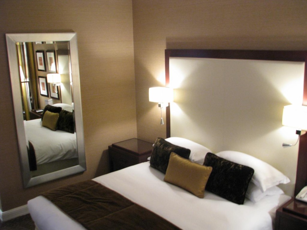 Al_Bustan_Rotana_room